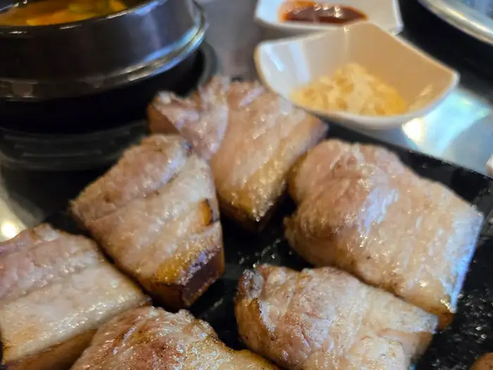 잘 구워진 삼겹살 조각들