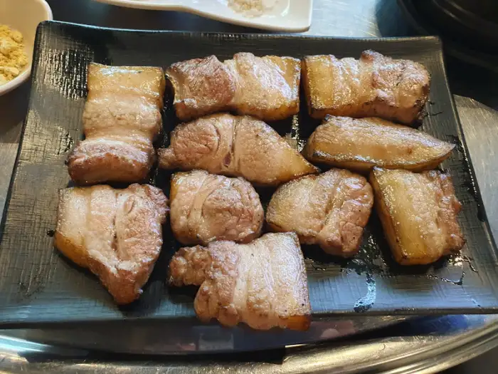 두툼한 삼겹살 구이