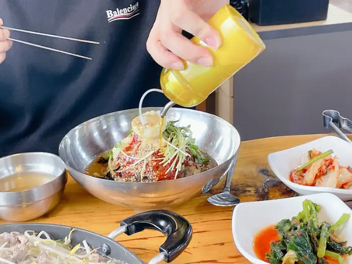 비빔막국수 위에 올려진 다양한 고명들이 시각적인 즐거움을 더했다.