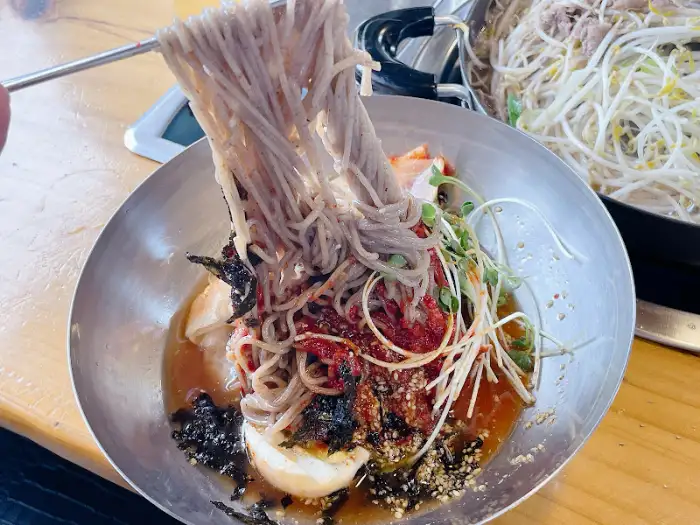자가제면 메밀면의 굵기와 탄력이 돋보이는 모습.