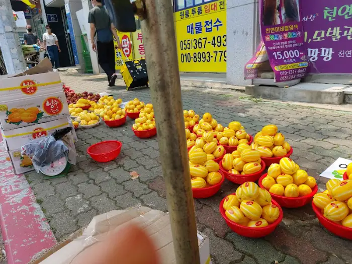 다양한 과일이 진열되어 있는 모습, 일부는 상자 포장되어 있다.