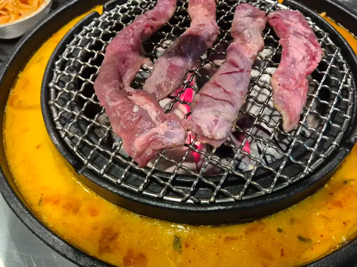 불판 위에서 익어가는 한우의 단면
