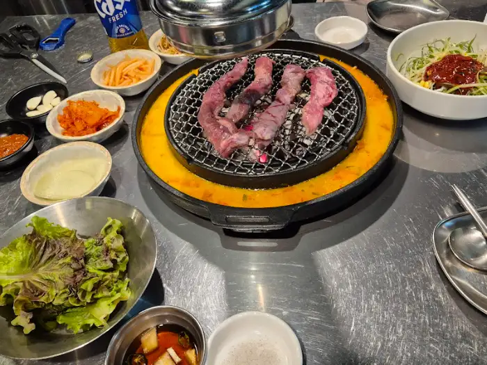 다양한 반찬과 함께 차려진 한상차림