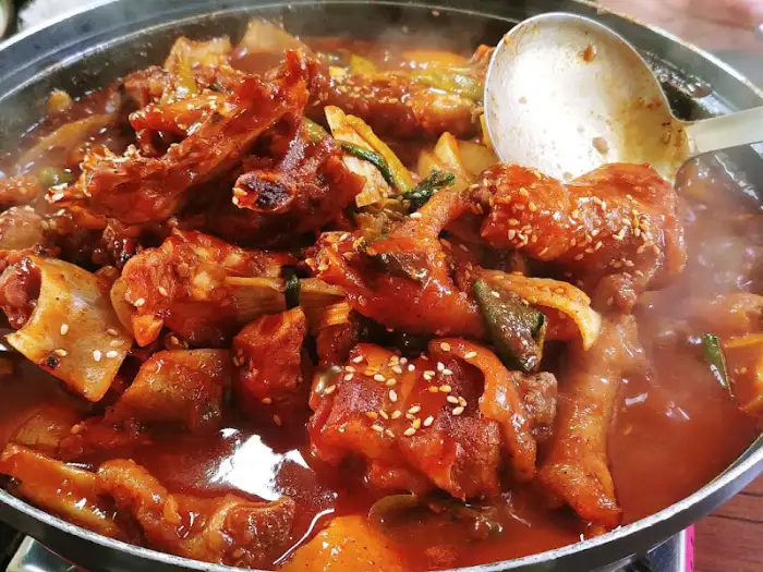 닭도리탕의 큼지막한 닭고기 조각들
