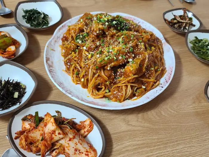 테이블에 차려진 아구찜과 여러 반찬들