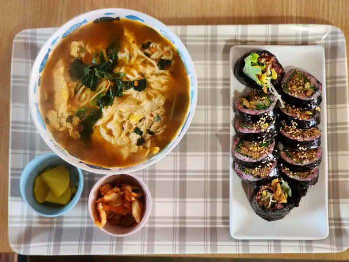 라면과 김밥, 그리고 밑반찬