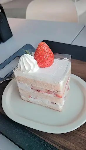 딸기 생크림 케이크 조각