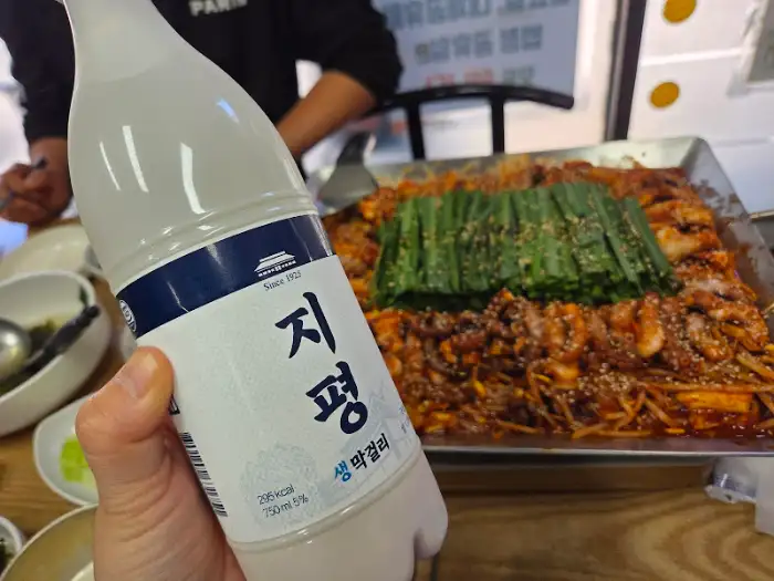 막걸리 병과 낙지볶음