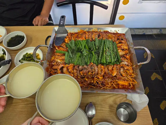 막걸리 잔과 낙지볶음