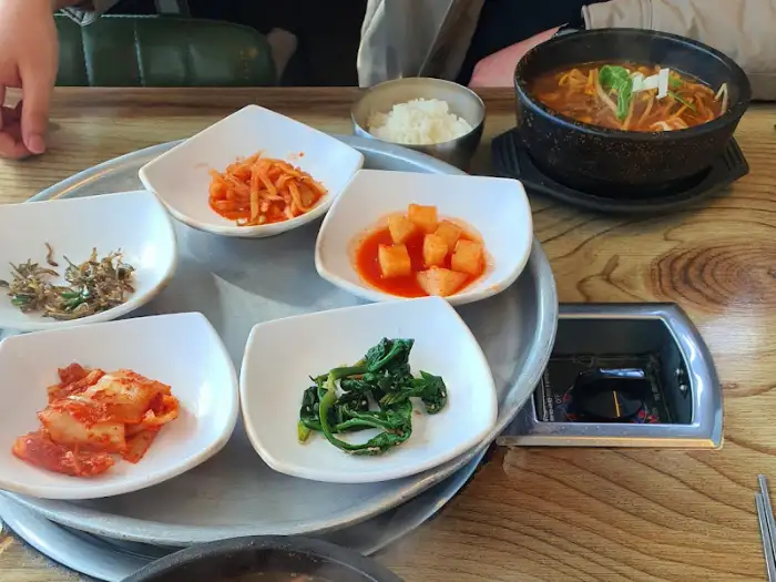 테이블 위 식탁 풍경