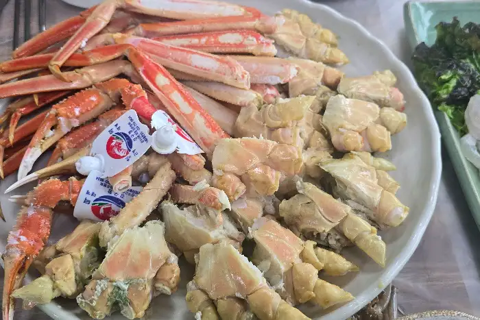 푸짐하게 차려진 대게 코스 요리