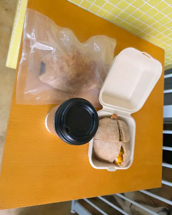 커피와 함께 놓인 먹음직스러운 빵