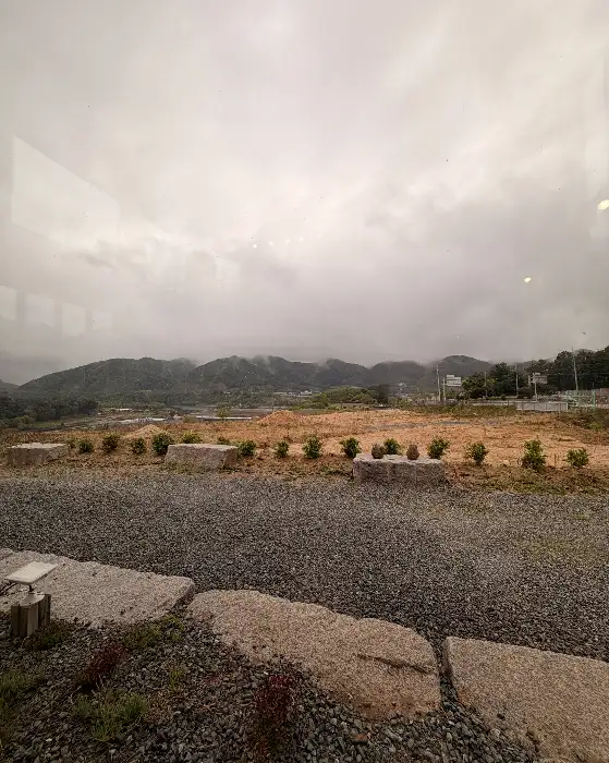 창밖으로 보이는 산과 들판 풍경