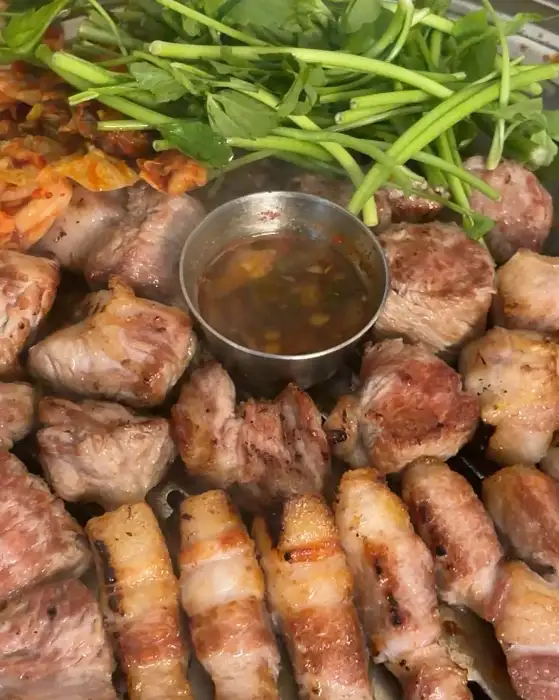 노릇하게 구워진 삼겹살과 목살, 쌈채소