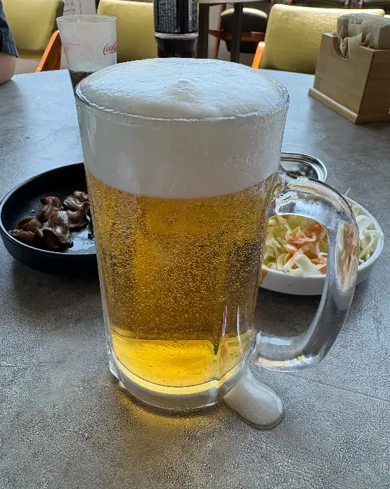 풍성한 거품의 맥주잔