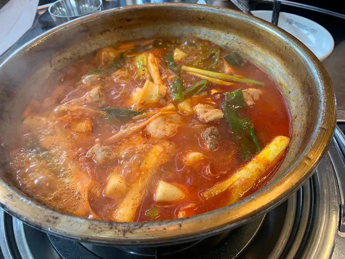 끓고 있는 매콤한 닭볶음탕 비주얼