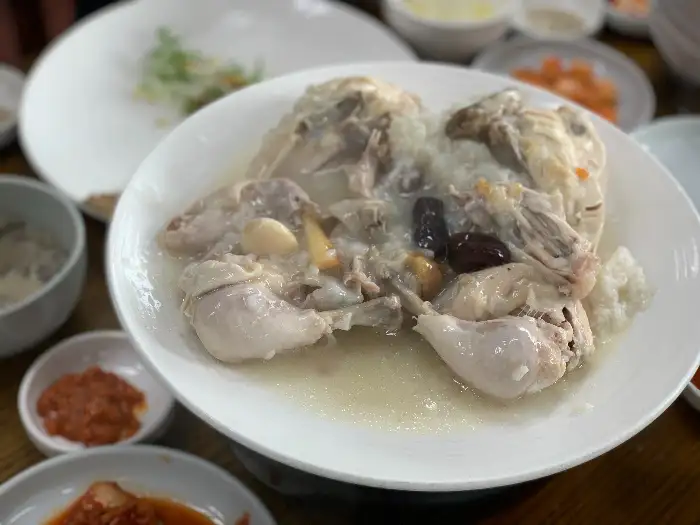 흰 닭백숙 모습