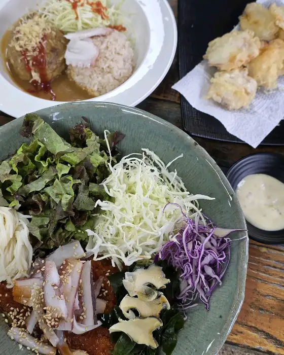 간장 베이스의 문어 비빔밥