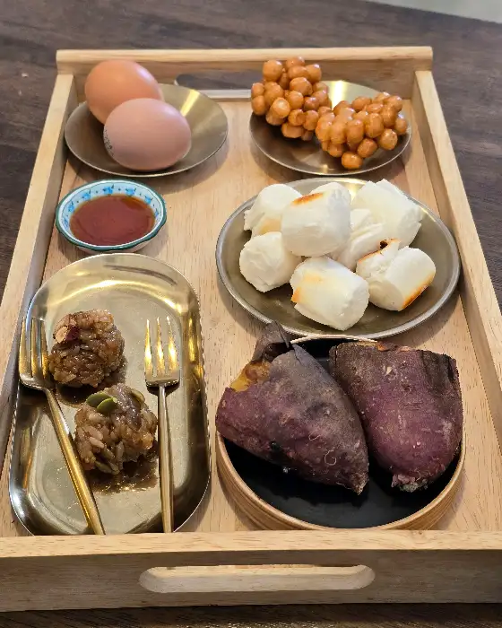 정성스럽게 차려진 주전부리 한 상