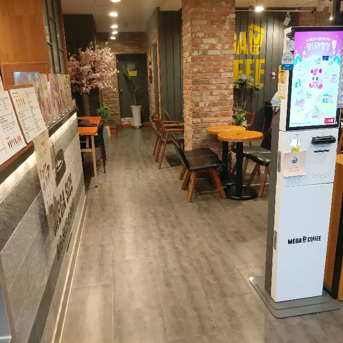 매장 내부의 키오스크와 테이블