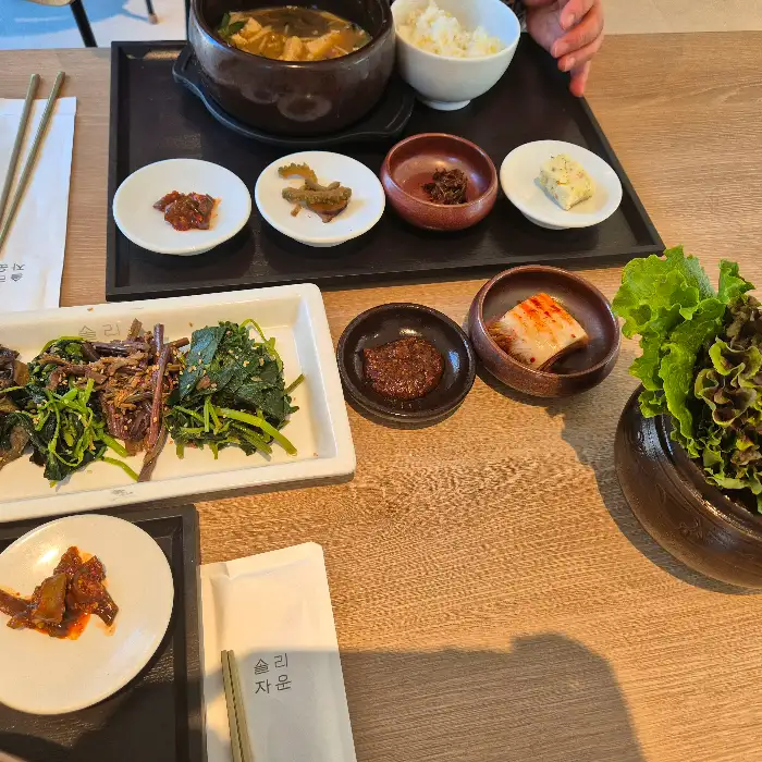 정갈하게 차려진 한정식 상차림