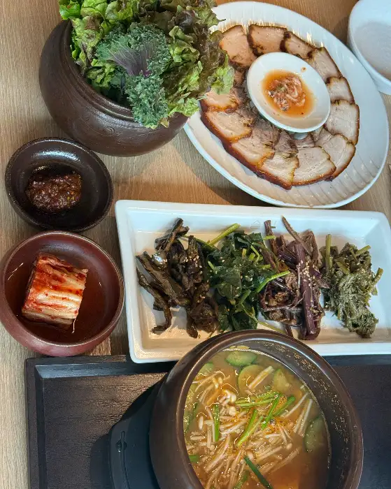 푸짐하게 차려진 청국장 정식 한 상