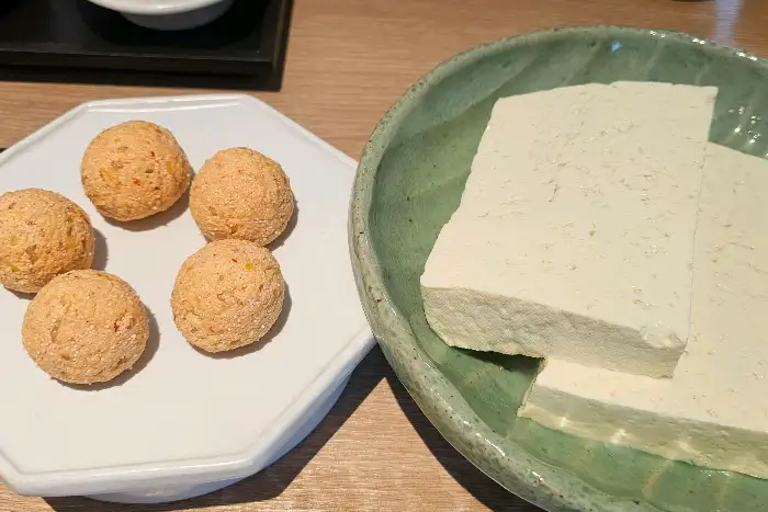 정갈하게 담긴 두부와 동그랑땡 같은 음식