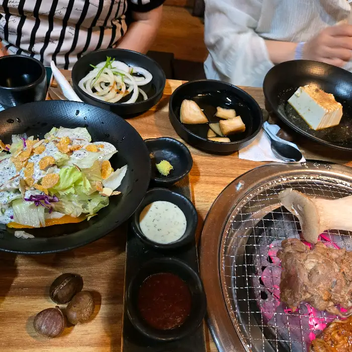 숯불 위에서 익어가는 닭구이