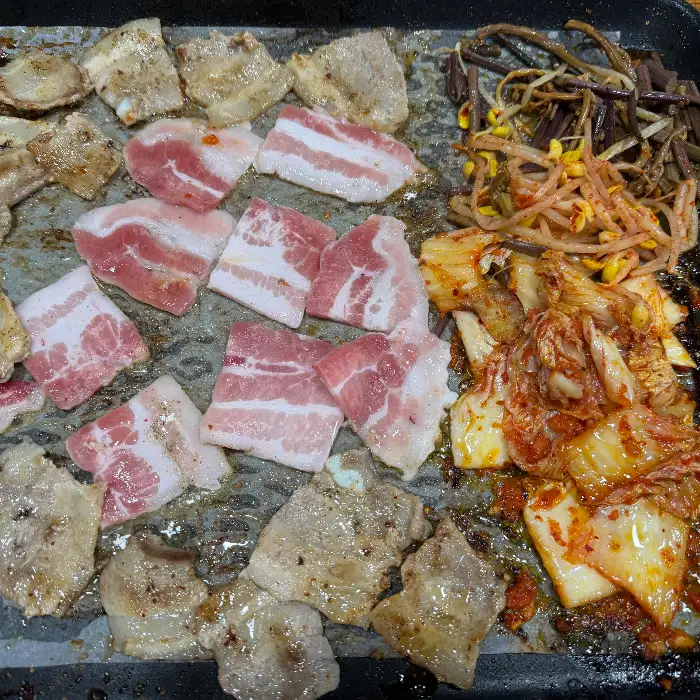 다양한 쌈 채소와 곁들여 먹기 좋은 밑반찬들이 놓인 모습