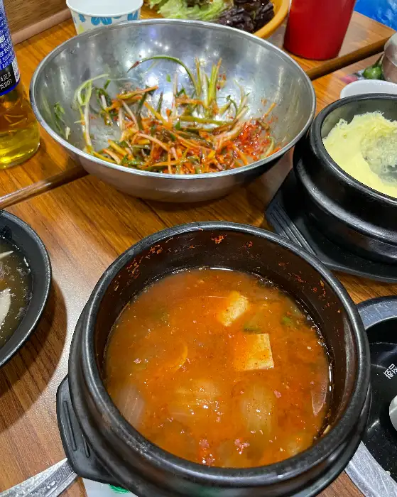 뚝배기 된장찌개와 노란 계란찜이 나란히 놓인 모습
