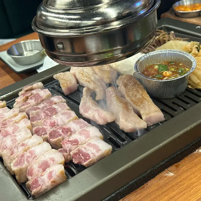 불판에 올라간 삼겹살과 목살
