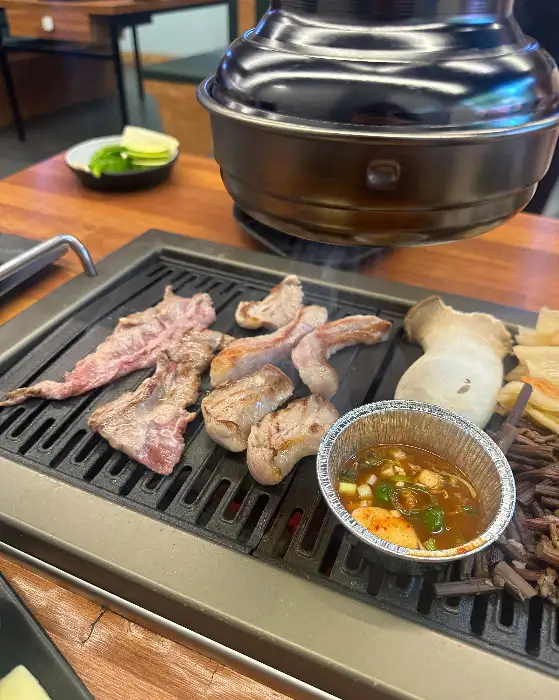 고기를 굽는 모습