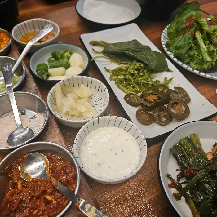 다양한 쌈 채소와 곁들임