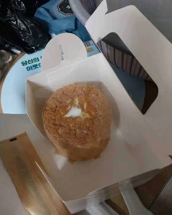 상자 안에 담긴 둥근 모양의 디저트