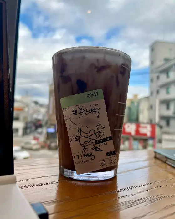 음료와 함께 놓인 작은 종이 카드