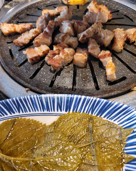 숯불 위에서 구워지는 삼겹살