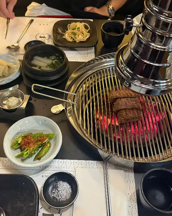 정갈하게 차려진 밑반찬들