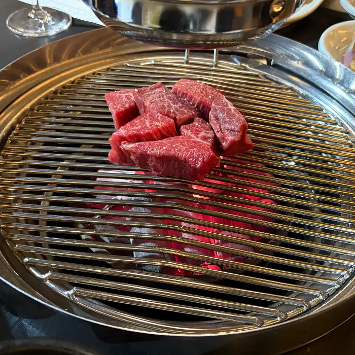 숯불 위에 올려진 신선한 한우 등심