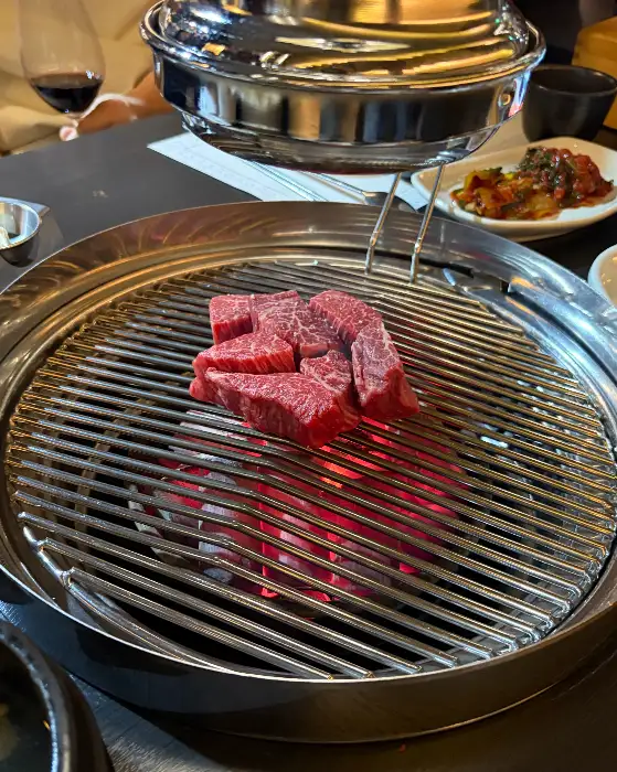 고기를 능숙하게 구워주는 모습