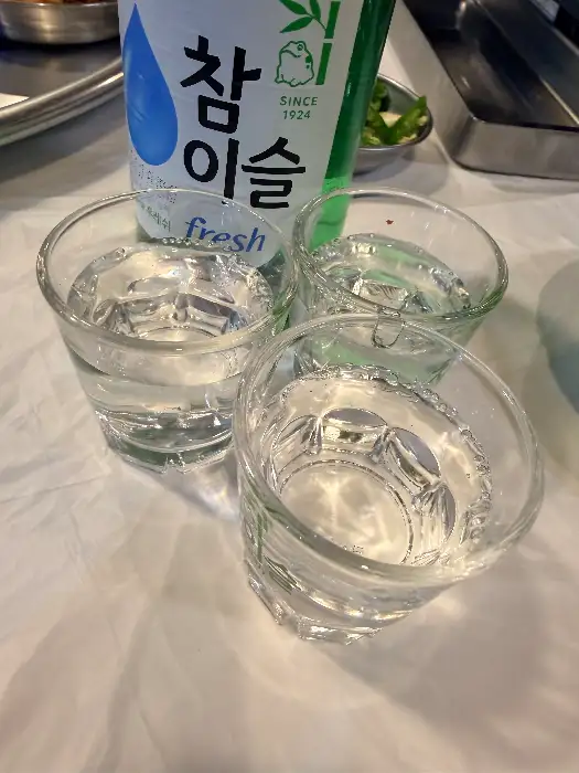술잔과 소주병이 보이는 사진, 메뉴 중 하나로 보이지만 글의 흐름상 맞지 않아 제외함.