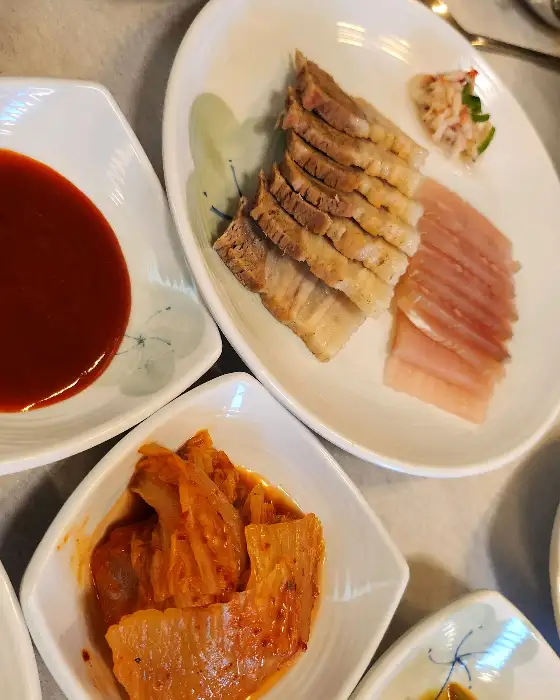 잘 익은 김치와 삼겹살, 그리고 붉은 양념장