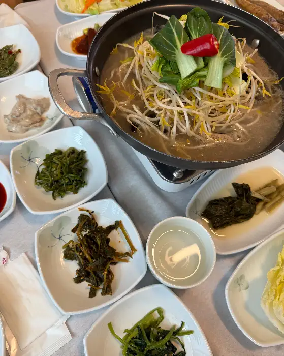 숙주와 채소가 듬뿍 들어간 전골