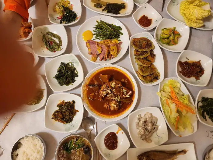 정갈하게 차려진 여러 가지 반찬들