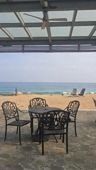 다양한 테이블과 바다 전망