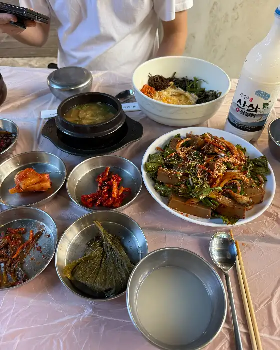 정갈하게 차려진 밑반찬과 비빔밥
