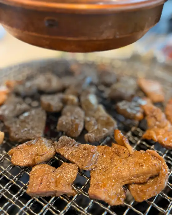 숯불 위에서 구워지는 삼겹살과 갈비