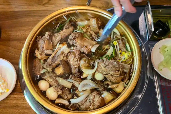 묵은지 갈비찜 속 부드러운 갈비