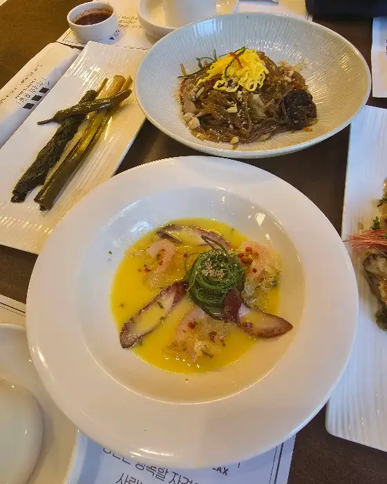 정갈하게 차려진 반찬과 메인 메뉴