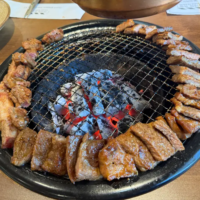 직원들이 고기를 직접 구워주는 모습
