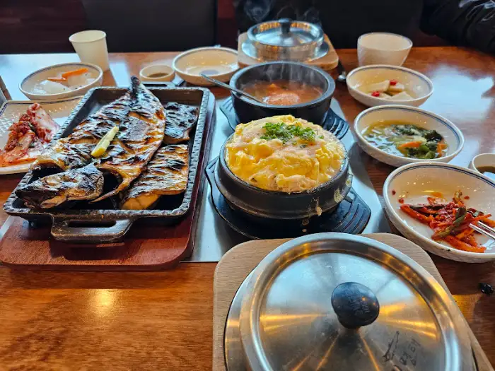 다양한 메뉴가 차려진 푸짐한 한상차림